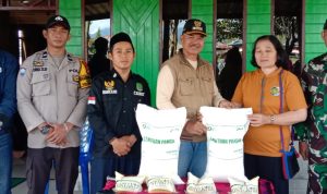 Ribuan Warga Kecamatan Seko Dapat Bantuan Beras dan Minyak Dari Program Ketahanan Pangan Nasional